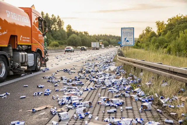 Die Getränkedosen verteilten sich über die ganze Fahrbahn. | Foto: Schulz/SDMG/dpa