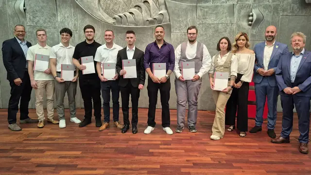 Die Sparkassenstiftung Pfälzisches Handwerk zeichnete in Kaiserslautern die neun besten Handwerksmeisterinnen und Handwerksmeister ihres Jahrgangs aus: Kai Landes (von links), David Vogel, Maurice Bolzer, Rico Christmann, Jochen Allenbacher, Ben Müller, Antonio de Jesus, 
Johannes Cattor, Saskia Barthel, Samira Omrani, Mattia de Fazio, Dirk Fischer | Foto: Rolf Schmiedel/gratis