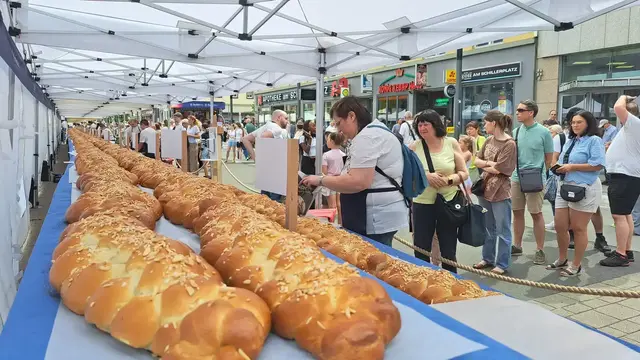 Eine der besonderen Aktionen: Die Barbarossa Bäckerei verteilte zum 750-jährigen Stadtjubiläum insgesamt 750 Meter Hefezopf an Besucher in der Kaiserslauterer Innenstadt | Foto: Monika Klein
