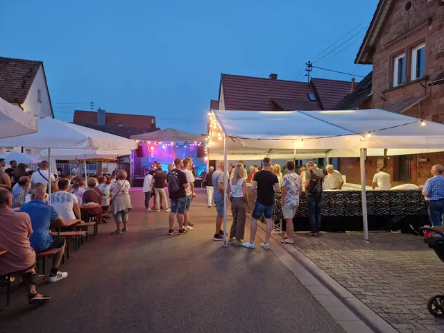 Zwischen Festmeile, Weinlounge und Musikbühne entsteht beim Eschbacher Weinfest sommerliche Weinfeststimmung. | Foto: Frank Laux