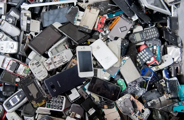 Lieber weg damit: Alte Smartphones, Telefone und andere Elektronikgeräte sollten nicht zu lange daheim lagern. Im Recycling sind sie besser aufgehoben. | Foto: dpa