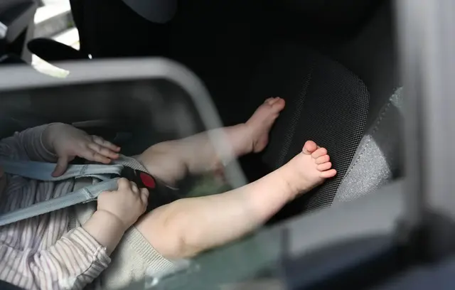 Nein, Fenster einen Spalt weit öffnen reicht nicht: Hitze kann für kleine Kinder im Auto lebensgefährlich sein. (zu dpa: «Hitzefalle Auto: So helfen Sie eingeschlossenen Kindern») | Foto: dpa