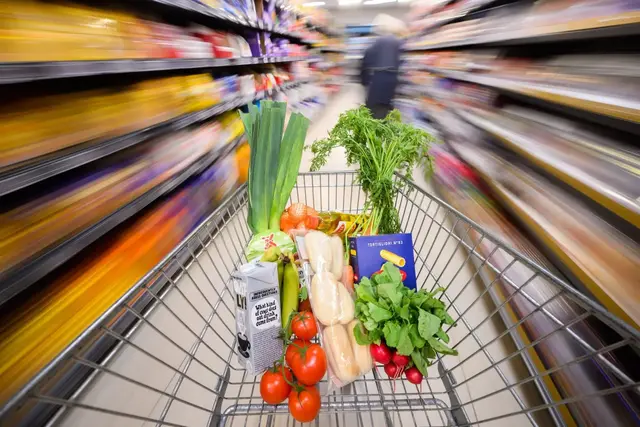Gemüse, Fleisch, Milchprodukte: Bei hohen Temperaturen verderben Lebensmittel schneller und sollten zügig verbraucht werden. | Foto: dpa