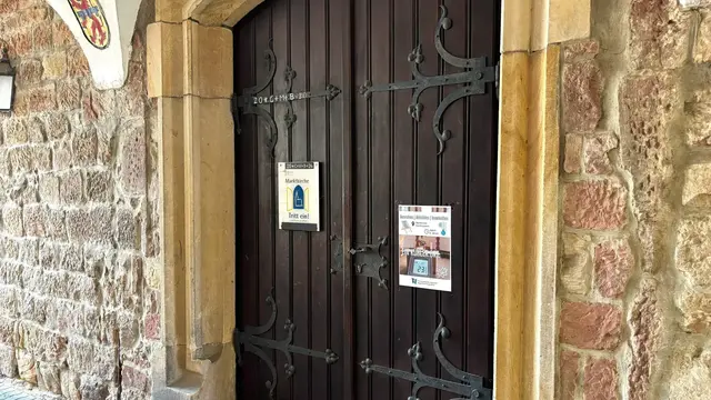 Kühle Orte in Bad Bergzabern: "Ausruhen, abkühlen, innehalten" - an der Marktkirche wird offensiv auf diesen besonderen Rückzugsort hingewiesen. | Foto: Thorsten Kornmann
