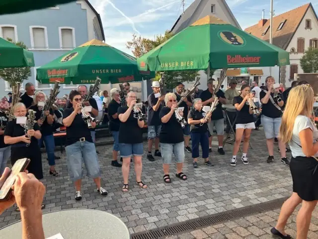 Blasmusik am Eröffnungsabend: Das Jubiläumsfest lockt mit erweitertem Programm und neuen Highlights. | Foto: Lars Robbe