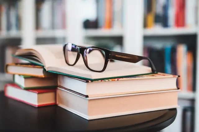 In der Bibliothek gemeinsam zuhören und in Ruhe über Texte ins Gespräch kommen. | Foto: Peter/stock.adobe.com
