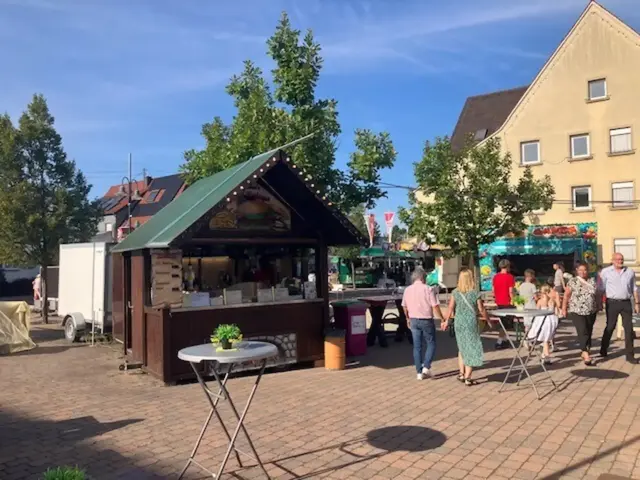 Essensstände laden zum Genießen ein. | Foto: Lars Robbe