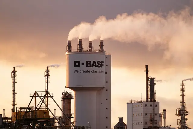 Am BASF-Stammsitz ging die Zahl der Vollzeitstellen im Mai erstmals seit dem Jahr 1954 auf unter 30.000 zurück. (Archivbild)  | Foto: Uwe Anspach/dpa