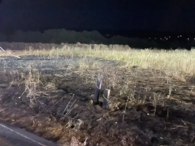 Eine Rasenfläche an den Sportstätten in Pluwig geriet in der Nacht zum Mittwoch nach einem lauten Knall in Brand. Die Feuerwehr löschte den Flächenbrand, die Polizei Trier sucht Zeugen und warnt wegen Hitze und Trockenheit vor erhöhter Brandgefahr. | Foto: Polizeidirektion Trier