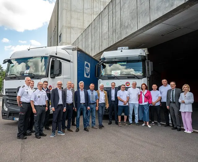 Drei Lastwagen starten mit Hilfsgütern aus Karlsruhe in Richtung der Partnerstadt Winnyzja. | Foto: Begleiteten die Abfahrt der Transporte: Landrat Schnaudigel (4. v.l.), Igor Szutak (5. v. l.), OB Mentrup (Mitte) und Michael Hohmann (8. v. r.). | Stadt Karlsruhe, Monika Müller-Gmelin