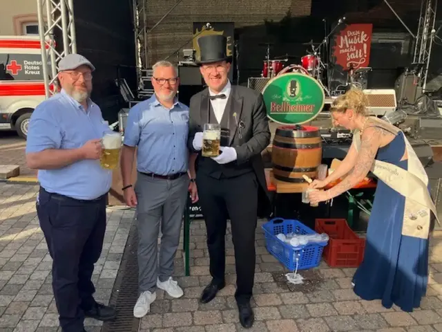 Ein Prosit auf drei tolle Festtage. | Foto: Lars Robbe
