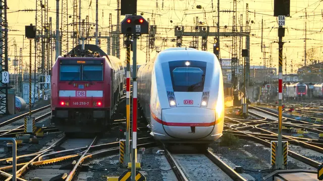 Auf der Strecke zwischen Frankfurt am Main und Mannheim kommt es bis Sonntag, 9. August, nachts zu Fahrplanänderungen und einzelnen Teilausfällen. Für betroffene Verbindungen ist Ersatzverkehr mit Bussen zwischen Frankfurt am Main Hauptbahnhof und Walldorf Hess eingerichtet. | Foto: Deutsche Bahn AG / Volker Emersleben
