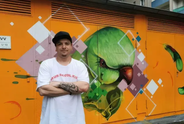 Der Graffitikünstler, der auch den Papagei auf dem Stromhäuschen erschuf, gibt den Workshop.   | Foto: Ludwigshafen-Wow