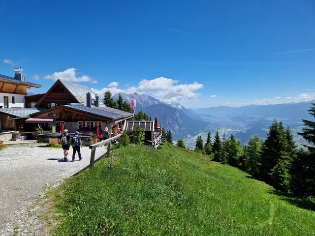 Rosskogelhütte mit Aussicht auf Innsbruck | Foto: Walter Fromkorth