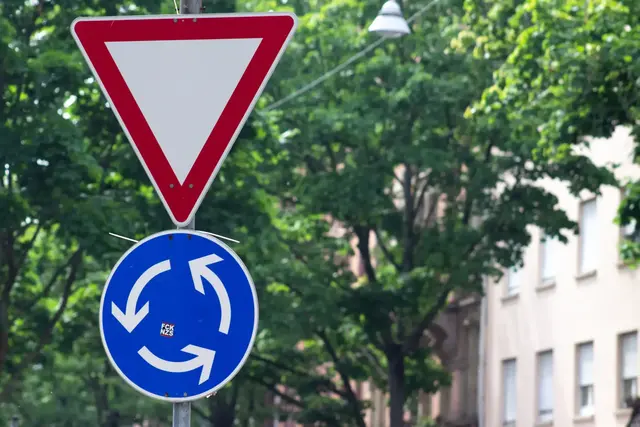 Ein entfernter Gullideckel im Kreisverkehr der Maximilianstraße in Jockgrim hat am Mittwochmorgen einen Polizeieinsatz ausgelöst. Die Polizei ermittelt wegen gefährlichen Eingriffs in den Straßenverkehr und sucht Zeugen. | Foto: Needham