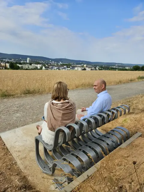 Bürgermeister Manfred Schulz (rechts) und SK-Werkleiterin Andrea Buchloh-Adler machten sich vor Ort ein Bild von der neuen Sitzgelegenheit | Foto: Stadt KL/gratis