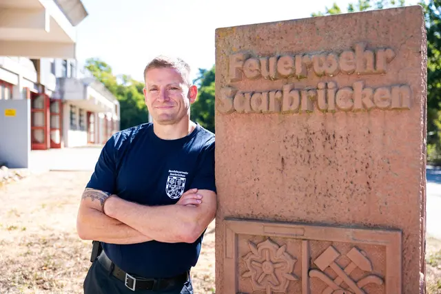 Hauptbrandmeister Kevin Michel steht auf dem Gelände der Berufsfeuerwehr Saarbrücken im Hessenweg. | Foto: Laszlo Pinter/dpa