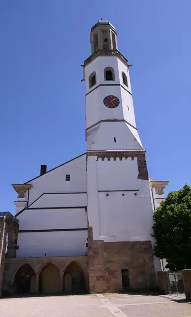 Der Turm der Zwölfapostelkirche ist in seinem unteren Teil noch das Original der Stiftskirche St. Maria Magdalena. In den Anfangsjahren der Stadtbesiedelung durch die Glaubensflüchtlinge diente er den Neubürgern auch als Gefängnis. | Foto: Werner Schäfer