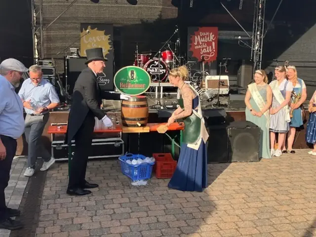 Mit dem traditionellen Fassanstich wird das 40. Lingenfelder Straßenfest offiziell eröffnet.  | Foto: Lars Robbe