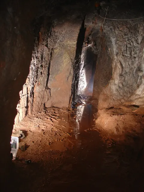 Die Tropfsteinhöhle Erzenhausen bietet eine natürliche Abkühlung und ein außergewöhnliches Erlebnis für all diejenigen, die der Sommerhitze entkommen möchten | Foto: Ralf Kauth/gratis