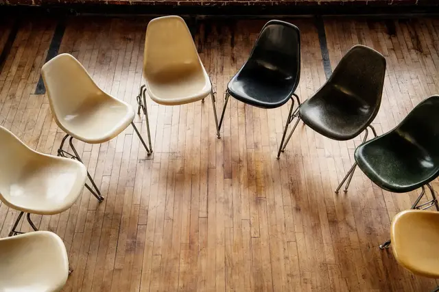 Wenn im Alltag Unsicherheit im Umgang mit Menschen mit Demenz aufkommt, hilft verständliche Information und praktische Tipps. | Foto: Rawpixel.com/stock.adobe.com