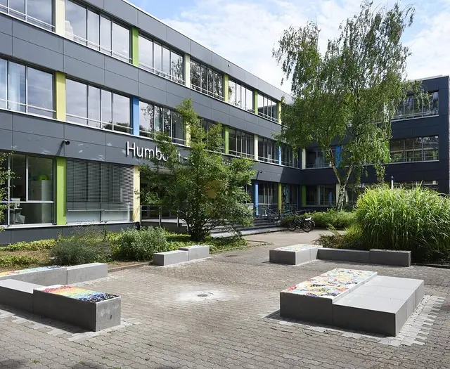 Kinder nutzen in den Sommerferien einen geöffneten Schulhof als Platz zum Spielen und Toben. | Foto: Zahlreiche Schulhöfe sind in den Sommerferien für Kinder geöffnet - wie hier am Humboldt-Gymnasium. | Stadt Karlsruhe, Monika Müller-Gmelin