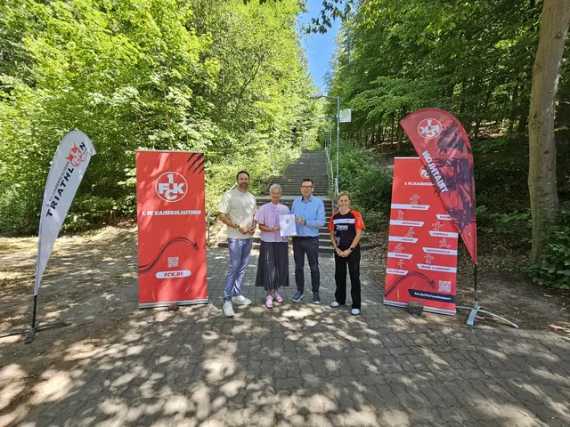 Bei der Bescheidübergabe durch Minister Marcus Klein (Zweiter von rechts) mit dabei waren FCK-Vorstandsmitglied Tobias Frey, OB Beate Kimmel und die Abteilungsleiterin Triathlon Monika Frenger | Foto: Stadt KL/gratis