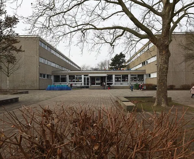 Auf dem Schulgelände in Oberreut stehen Veränderungen an, bevor der Neubau starten kann. | Foto: Ersatz ist in Sicht: Das marode Gebäude der Anne-Frank-Schule im Stadtteil Oberreut kann nun einem Neubau weichen. Dies beschloss der Gemeinderat einstimmig. | Stadt Karlsruhe, Monika Müller-Gmelin