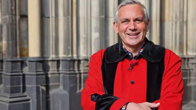 Wladimir Kaminer: In „Kaminer Inside: Kölner Dom“ schlüpft er vor der Kathedrale in die Uniform eines Kirchenschweizers. | Foto: 3sat, Foto: Nadja Kölling