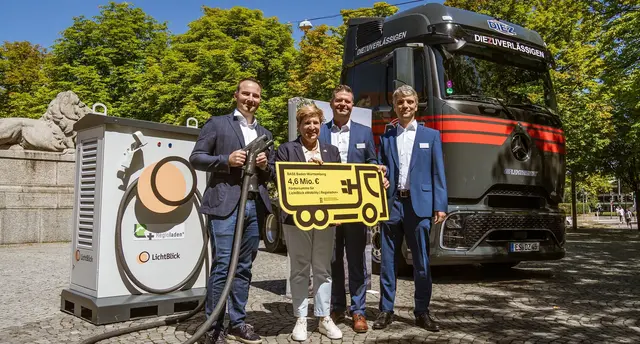 Verkehrsministerin Nicole Razavi übergibt den Förderbescheid | Foto: Verkehrsministerium