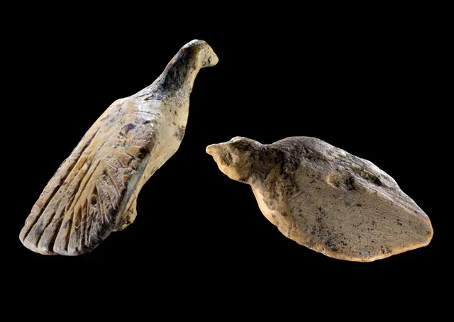 Daumengroße Vogelfiguren wurden auf der Schwäbischen Alb entdeckt. (Handoutfoto) | Foto: Ralf Ehmann/Universität Tübingen/dpa