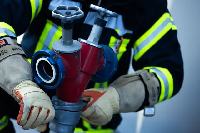 Die Feuerwehr löschte den Brand im Kreis Sigmaringen. (Symbolbild) | Foto: Rolf Vennenbernd/dpa