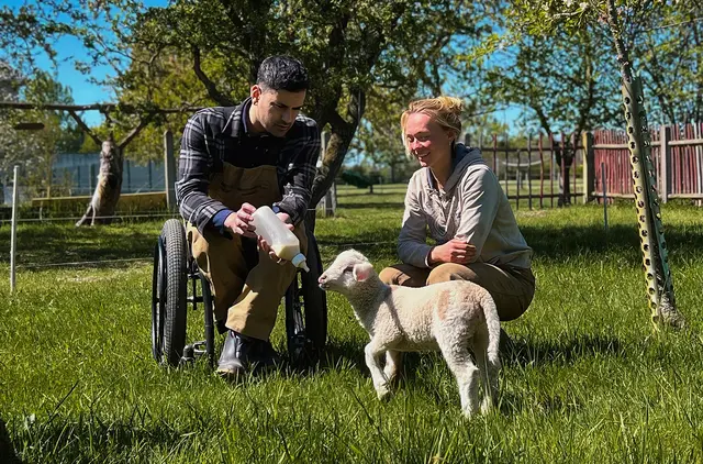 Ein Blinder, ein Lahmer, ein Tauber – Die behinderte Job-Challenge: Das Format schickt die drei Comedians in Job-Challenges, in denen Barrieren im Arbeitsalltag konkret werden. | Foto: MDR Mitteldeutscher Rundfunk, Foto: MDR/Alex Huth
