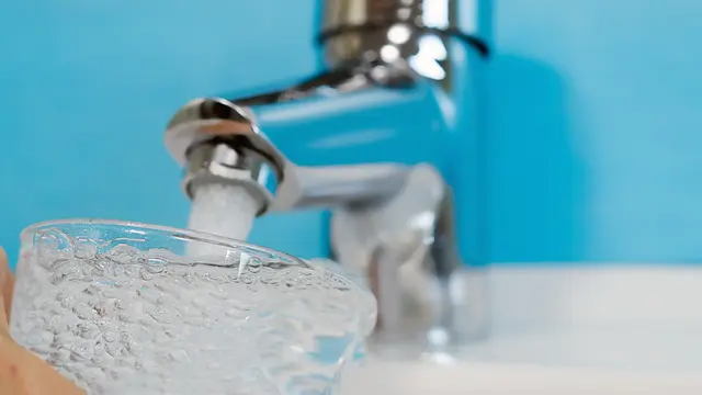 Bei großer Hitze empfehlen Experten, regelmäßig Wasser zu trinken – nicht erst, wenn Durst entsteht. | Foto: jozsitoeroe/stock.adobe.com