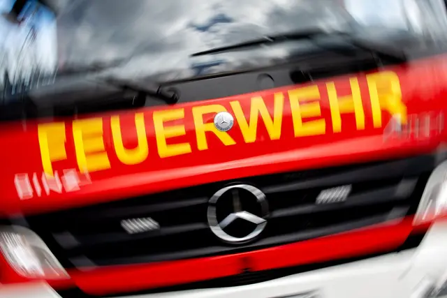 Mehrere hundert Feuerwehrleute kämpfen derzeit gegen den Brand. (Symbolbild) | Foto: Hauke-Christian Dittrich/dpa