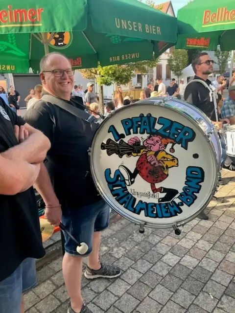  Live-Musik begeistert die Gäste bis in die Nacht.   | Foto: Lars Robbe