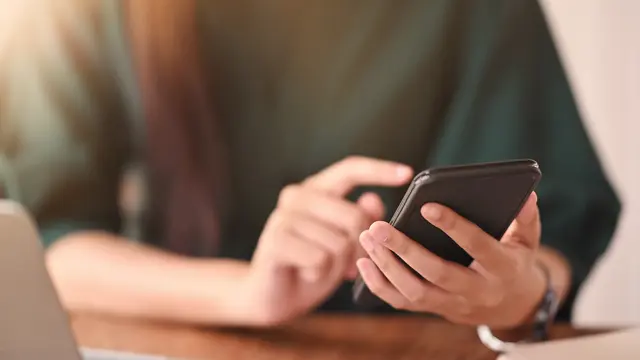 Wer beim Smartphone oder Internet nicht weiterkommt, kann sich in einer Beratung Unterstützung holen. | Foto: sodawhiskey/stock.adobe.com