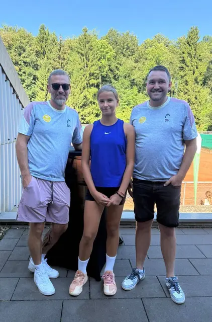 Die Nachwuchsspielerin Kate Saccento steht inmitten ihrer Trainer Daniel Klemm und Dennis Stumpf