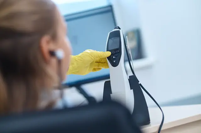Bei der Hörgeräte-Anpassung kann sich die Versorgung vor Ort verändern, wenn Hörakustiker wirtschaftlich stärker unter Druck geraten. | Foto: zinkevych/stock.adobe.com