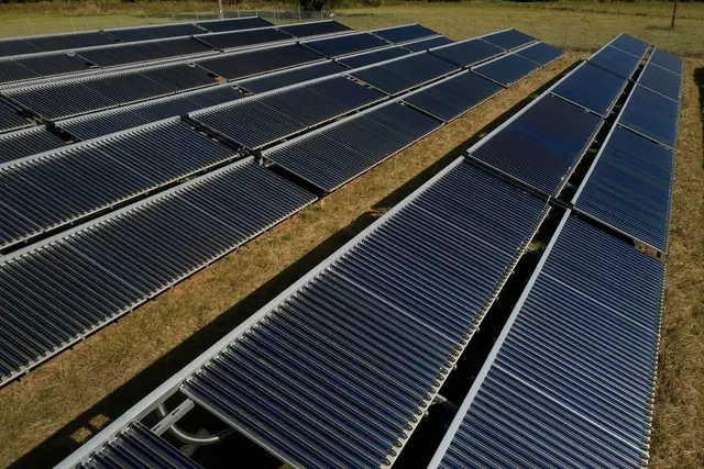 Ob Photovoltaik- oder Windkraft-Park - für beide soll nach dem Willen der Grünen-Fraktion künftig die Pflicht bestehen, Kommunen und Bürger daran zu beteiligen. (Archivbild) | Foto: Thomas Frey/dpa