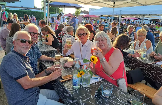 Drei Tage Genuss und Geselligkeit: Das Weilerbacher Weindorf gehört auch 2026 wieder zu den sommerlichen Höhepunkten in der Westpfalz. Das Foto zeigt gut gelaunte Besucher im Jahr 2023 | Foto: Monika Klein