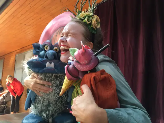 Anne Ebel bringt mit ihren Puppen Elwie und Dritsch ein pfälzisches Waldabenteuer auf die Bühne. | Foto: PWV Hambach