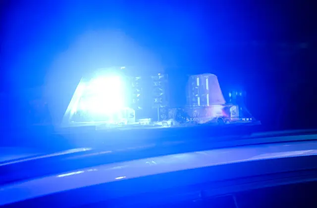 Ein Motorradfahrer wird bei einem Unfall schwer verletzt. (Symbolbild) | Foto: Julian Stratenschulte/dpa