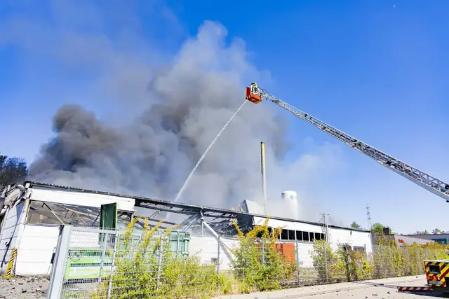 Großeinsatz in Wellesweiler: In einem Entsorgungsbetrieb für Spraydosen brannte am Nachmittag eine Lagerhalle. Wegen der Rauchentwicklung wurde MoWaS ausgelöst. | Foto: Ministerium für Inneres, Bauen und Sport