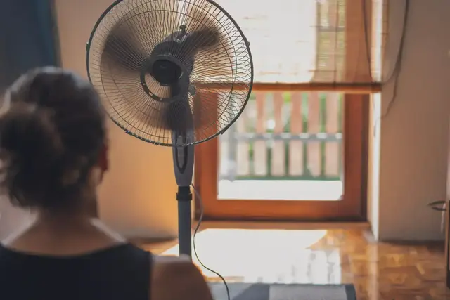 Bei Hitze kann ein feuchtes Handtuch in der Nähe des Ventilators für zusätzliche Abkühlung sorgen. | Foto:  olezzo/stock.adobe.com