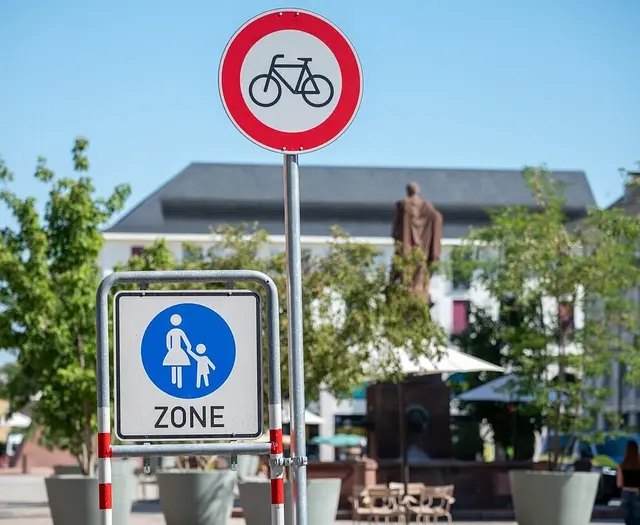 Wer am Marktplatz kurz mit dem Rad oder E-Scooter durch die Fußgängerzone abkürzen will, muss mit Kontrollen und Bußgeldern rechnen. | Foto: Für die gesamte Fußgängerzone in der Kaiserstraße und auf dem Marktplatz gilt ein Fahrverbot für Fahrräder, E-Scooter und Autos. Fahrräder müssen geschoben werden. | Stadt Karlsruhe, PIA, Monika Müller-Gmelin