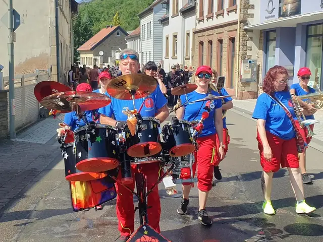 Bunt wird auch in diesem Jahr der Umzug durch die Straßen ziehen | Foto: Jan Fickert