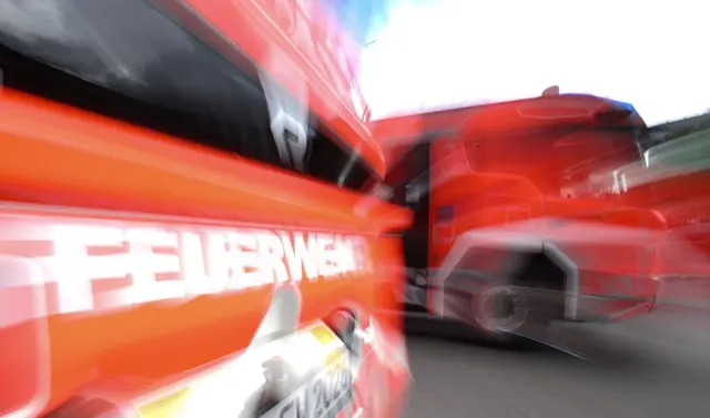 Weil die Feuerwehr die Flammen von mehreren Seiten bekämpfte, musste die A6 teilweise gesperrt werden. (Symbolbild) | Foto: Bernd Weißbrod/dpa