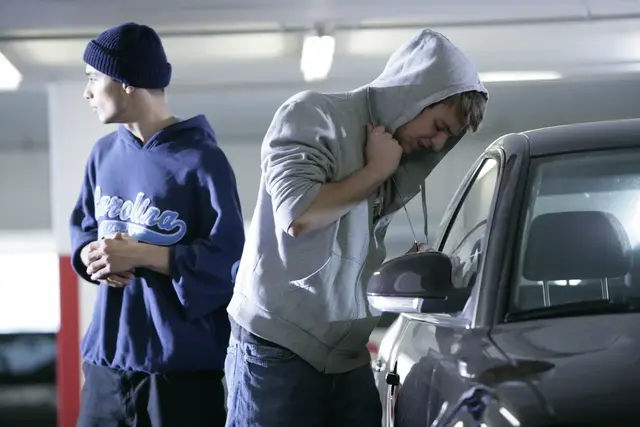 Unbekannte haben in Ayl mehrere geparkte Autos überprüft und teils durchsucht. Nach Angaben der Polizeidirektion Trier wurden Taschen mit Wertgegenständen und Dokumenten gestohlen, die Polizei sucht Zeugen. | Foto: www.polizei-beratung.de