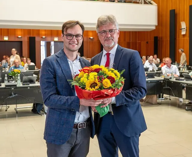Im Ratssaal rückt ein neuer Planungs- und Baudezernent auf die Bürgermeisterbank nach. Oberbürgermeister Dr. Frank Mentrup gratuliert dem neuen Baubürgermeister Aljoscha Löffler nach seiner Wahl im Gemeinderat.  | Foto: Stadt Karlsruhe, Monika Müller-Gmelin